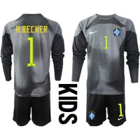 Fotballdrakt Barn Brasil Alisson Becker #1 Keeper Hjemmedraktsett VM 2022 Langermet (+ Korte bukser)